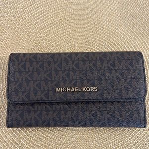 Michael Kors wallet. Barely used. Excellent condition